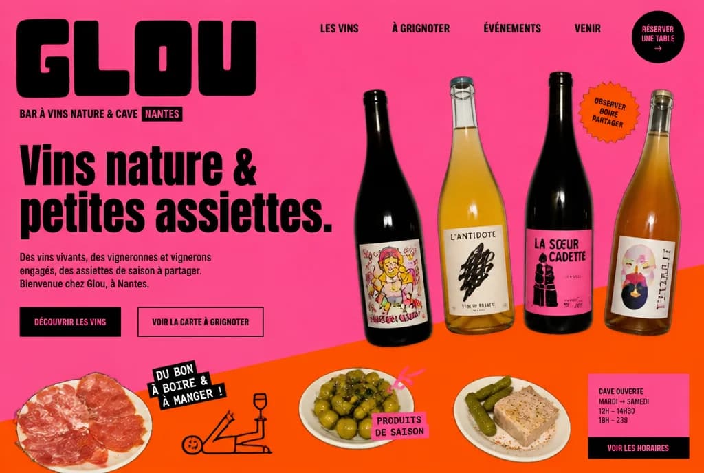 Page d’accueil du site de Glou, bar à vins nature : aplats rose et orange, bouteilles aux étiquettes illustrées.