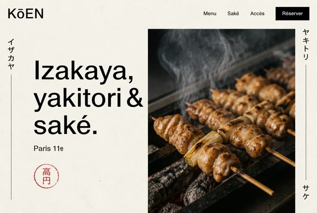 Page d’accueil du site de Kōen, izakaya : mise en page minimaliste noir et blanc et brochettes yakitori sur le grill.