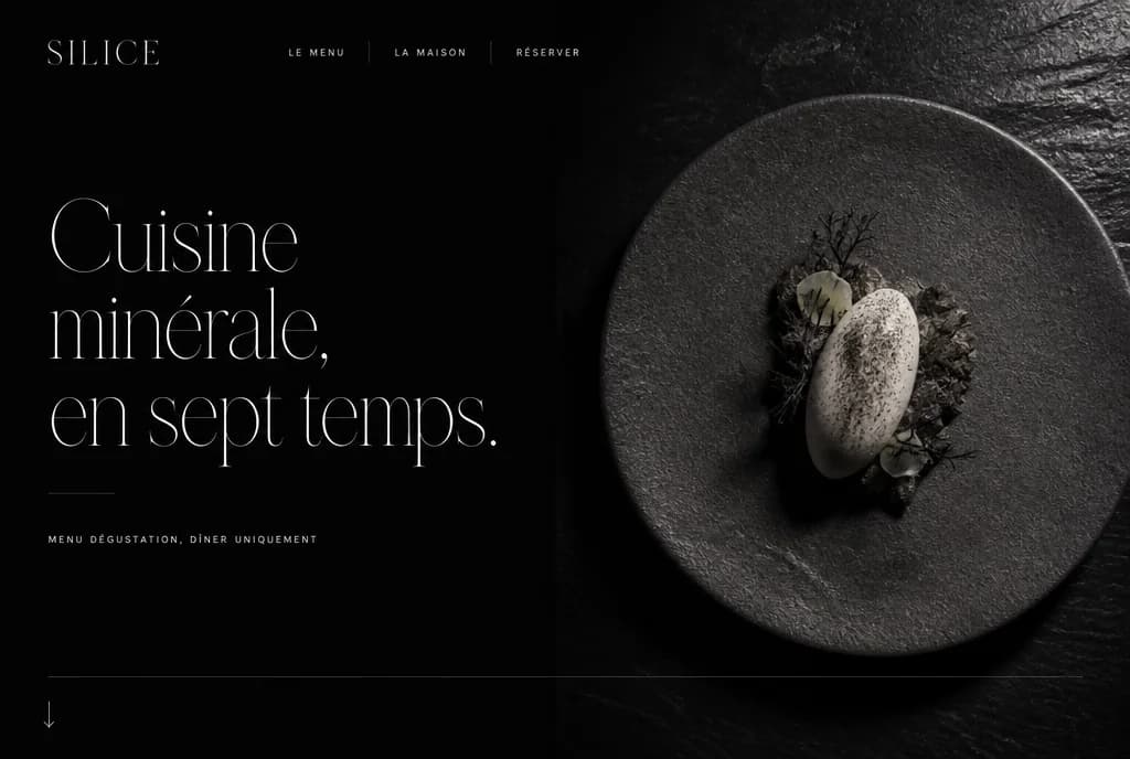 Page d’accueil du site de Silice, table gastronomique : fond noir, grand titre serif « Cuisine minérale, en sept temps » et assiette en pierre sombre.