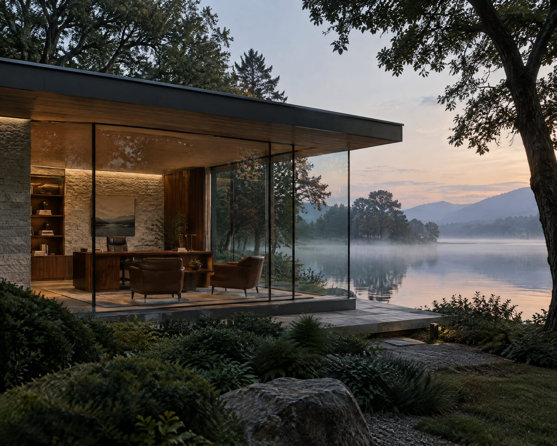 Bureau vitré au bord d’un lac au crépuscule, fauteuils en cuir.